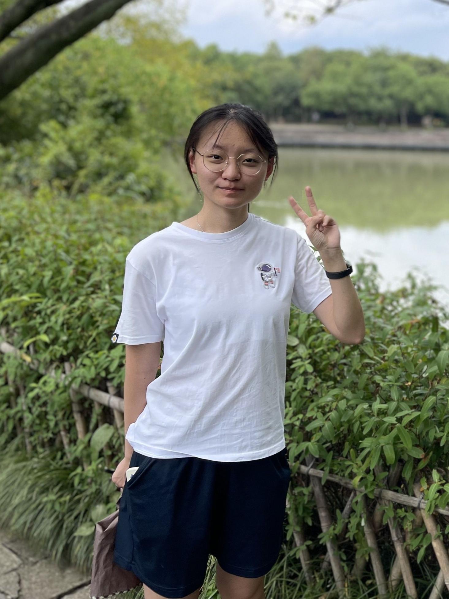 反差女大学生自拍流出[13P]